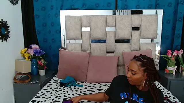 Snapshot of AmbarSmit chatting on 09.29.25 AmbarSmit online show from 09.29.25