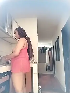 Snapshot of AmbarSmit chatting on 10.28.25 AmbarSmit online show from 10.28.25