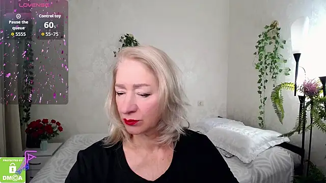 Snapshot of hunters_woman chatting on 09.29.25 hunters woman online show from 09.29.25