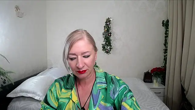 hunters woman online show from 07.07.26