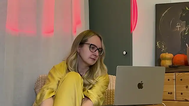 Snapshot of KiraxFate chatting on 11.13.25 KiraxFate online show from 11.13.25