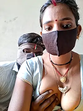 Snapshot of RAYI_Queen_3 chatting on 11.04.25 RAYI Queen 3 online show from 11.04.25