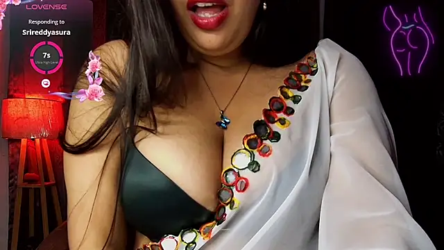 Snapshot of MissNasha chatting on 11.25.25 MissNasha online show from 11.25.25