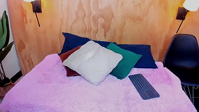 milavega  online show from 10.19.25