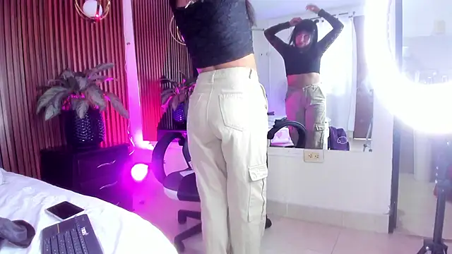 Snapshot of Dulce_Pettit chatting on 10.01.25 Dulce Pettit online show from 10.01.25