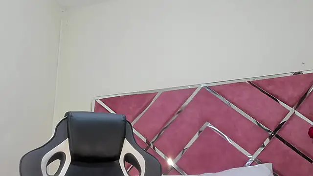 Snapshot of Dulce_Pettit chatting on 10.15.25 Dulce Pettit online show from 10.15.25