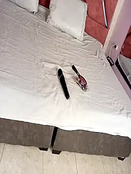 Snapshot of Dulce_Pettit chatting on 10.17.25 Dulce Pettit online show from 10.17.25