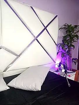 Snapshot of Dulce_Pettit chatting on 10.18.25 Dulce Pettit online show from 10.18.25