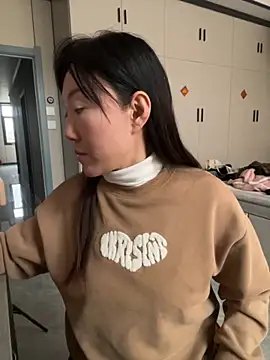 Snapshot of xiaomei-11 chatting on 10.29.25 xiaomei-11 online show from 10.29.25