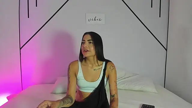 Snapshot of MiahCornell_ chatting on 10.21.25 MiahCornell online show from 10.21.25