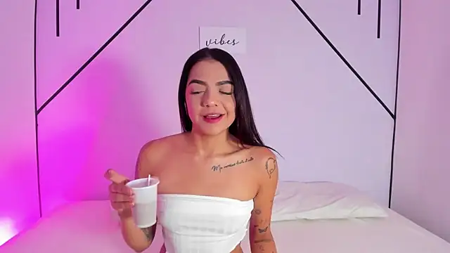 Snapshot of MiahCornell_ chatting on 10.22.25 MiahCornell online show from 10.22.25