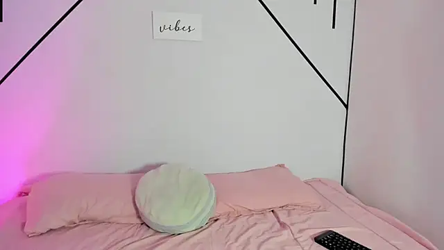 Snapshot of MiahCornell_ chatting on 10.27.25 MiahCornell online show from 10.27.25