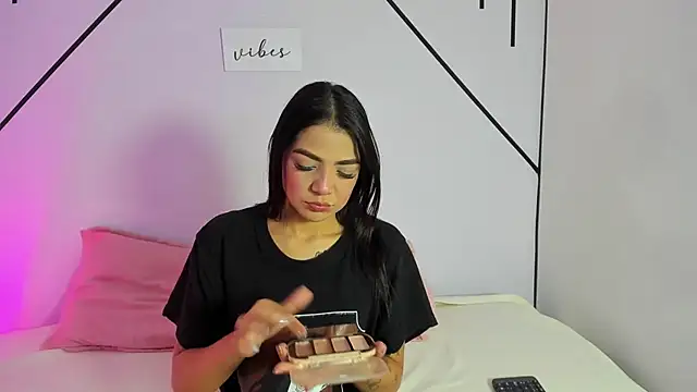 Snapshot of MiahCornell_ chatting on 10.28.25 MiahCornell online show from 10.28.25