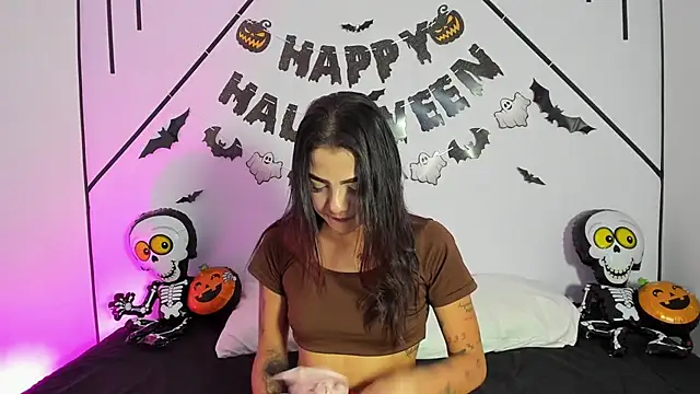 Snapshot of MiahCornell_ chatting on 11.01.25 MiahCornell online show from 11.01.25