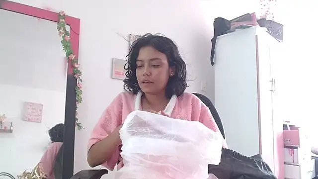 Snapshot of TamaraMera chatting on 10.31.25 TamaraMera online show from 10.31.25