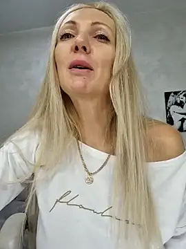 Snapshot of Monna chatting on 12.23.24 Monna online show from 12.23.24