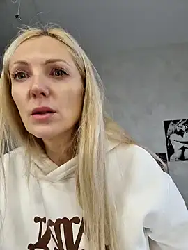 Snapshot of Monna chatting on 01.27.25 Monna online show from 01.27.25