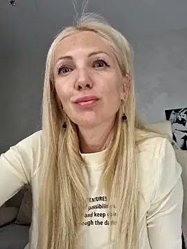 Snapshot of Monna chatting on 02.22.25 Monna online show from 02.22.25