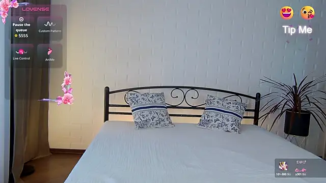 KelsiWest online show from 10.05.25