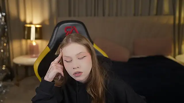 Esmie Smile online show from 09.19.25