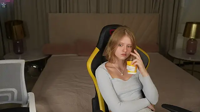 Esmie Smile online show from 10.11.25