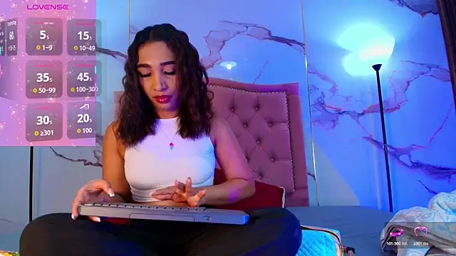 AlyaThompson online show from 11.26.25