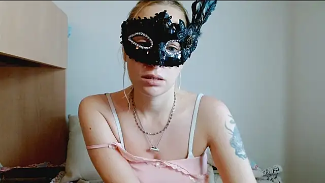 Snapshot of SatinQueen90 chatting on 11.12.25 SatinQueen90 online show from 11.12.25