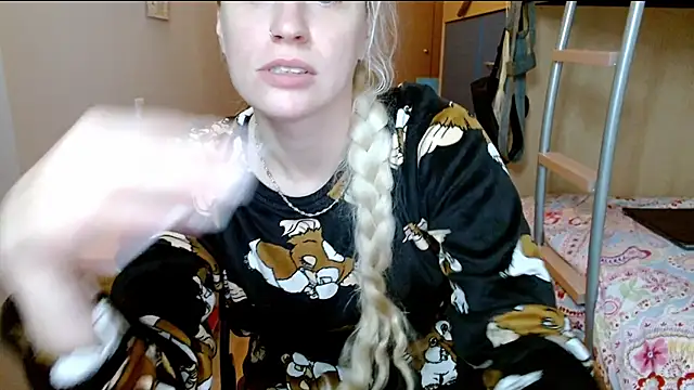 Snapshot of SatinQueen90 chatting on 11.21.25 SatinQueen90 online show from 11.21.25