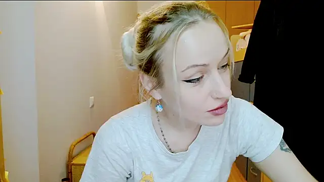 Snapshot of SatinQueen90 chatting on 12.01.25 SatinQueen90 online show from 12.01.25