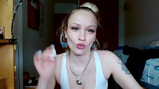 Snapshot of SatinQueen90 chatting on 03.09.26 SatinQueen90 online show from 03.09.26