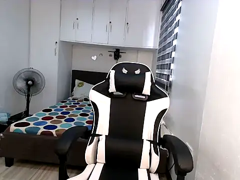 Snapshot of eattmebabyy chatting on 11.28.25 eattmebabyy online show from 11.28.25