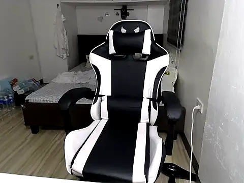 Snapshot of eattmebabyy chatting on 11.30.25 eattmebabyy online show from 11.30.25