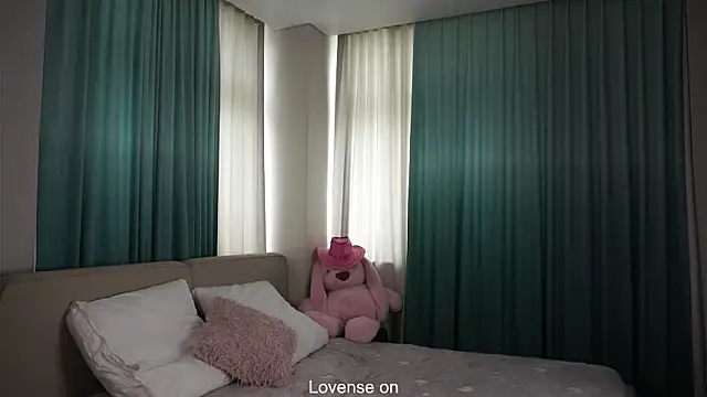 QueenieGitt online show from 06.11.26