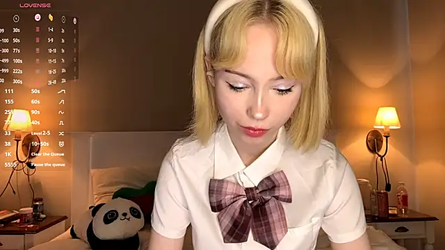 Snapshot of FlowMia chatting on 09.10.25 FlowMia online show from 09.10.25