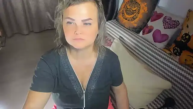 Snapshot of MildMature chatting on 10.01.25 MildMature online show from 10.01.25