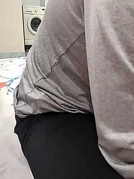 Snapshot of opna8 chatting on 02.15.26 opna8 online show from 02.15.26