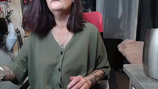 Snapshot of Mistress-Ivy51 chatting on 10.28.25 Mistress-Ivy51 online show from 10.28.25