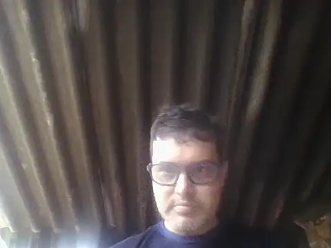 Snapshot of Quarentaoon chatting on 10.28.25 Quarentaoon online show from 10.28.25