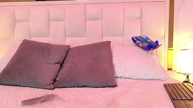 Snapshot of kity_lovee1 chatting on 10.15.25 kity lovee1 online show from 10.15.25