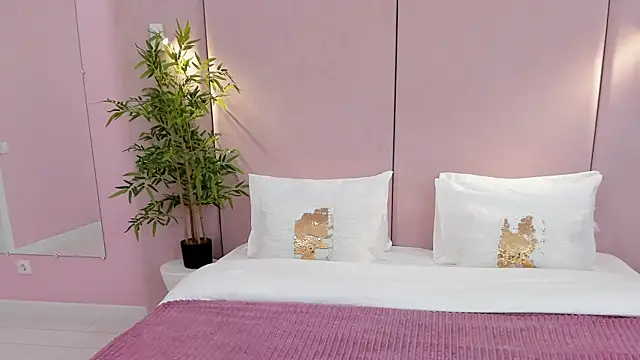 NoraHaynes online show from 10.12.25