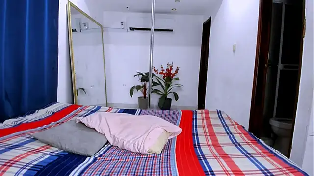 nahomy ryans online show from 12.20.25