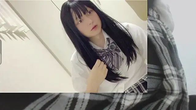 Snapshot of Mia032 chatting on 10.12.25 Mia032 online show from 10.12.25