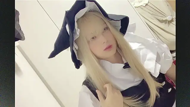 Snapshot of Mia032 chatting on 10.31.25 Mia032 online show from 10.31.25