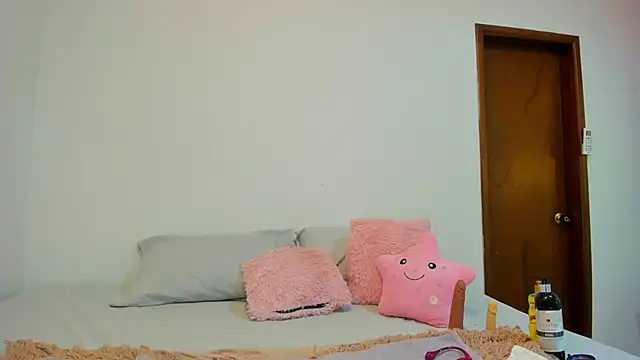 Snapshot of MiiaLane chatting on 09.17.25 MiiaLane online show from 09.17.25