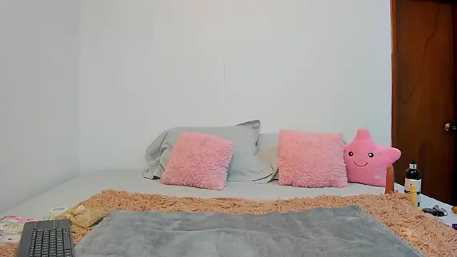 Snapshot of MiiaLane chatting on 09.20.25 MiiaLane online show from 09.20.25