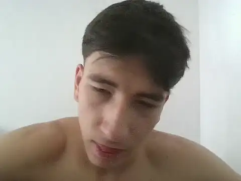 Snapshot of younewmaster chatting on 09.22.25 younewmaster online show from 09.22.25