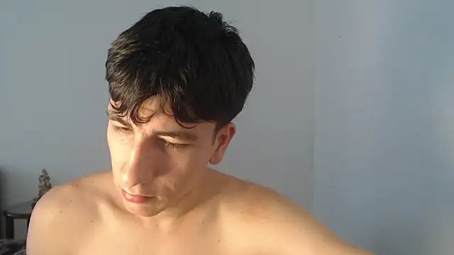 Snapshot of younewmaster chatting on 10.01.25 younewmaster online show from 10.01.25