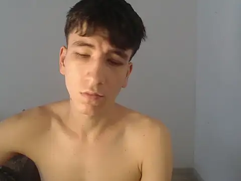 Snapshot of younewmaster chatting on 10.15.25 younewmaster online show from 10.15.25