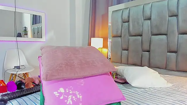 Snapshot of Violet_horny05 chatting on 10.07.25 Violet horny05 online show from 10.07.25