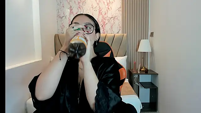 Yuna  Min online show from 09.25.25